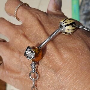 🐝GENUINE STAINLESS STEEL BRACELET & 2 CHARMS HONEY 🍯 BEE CHARM & STRIPED BEAD